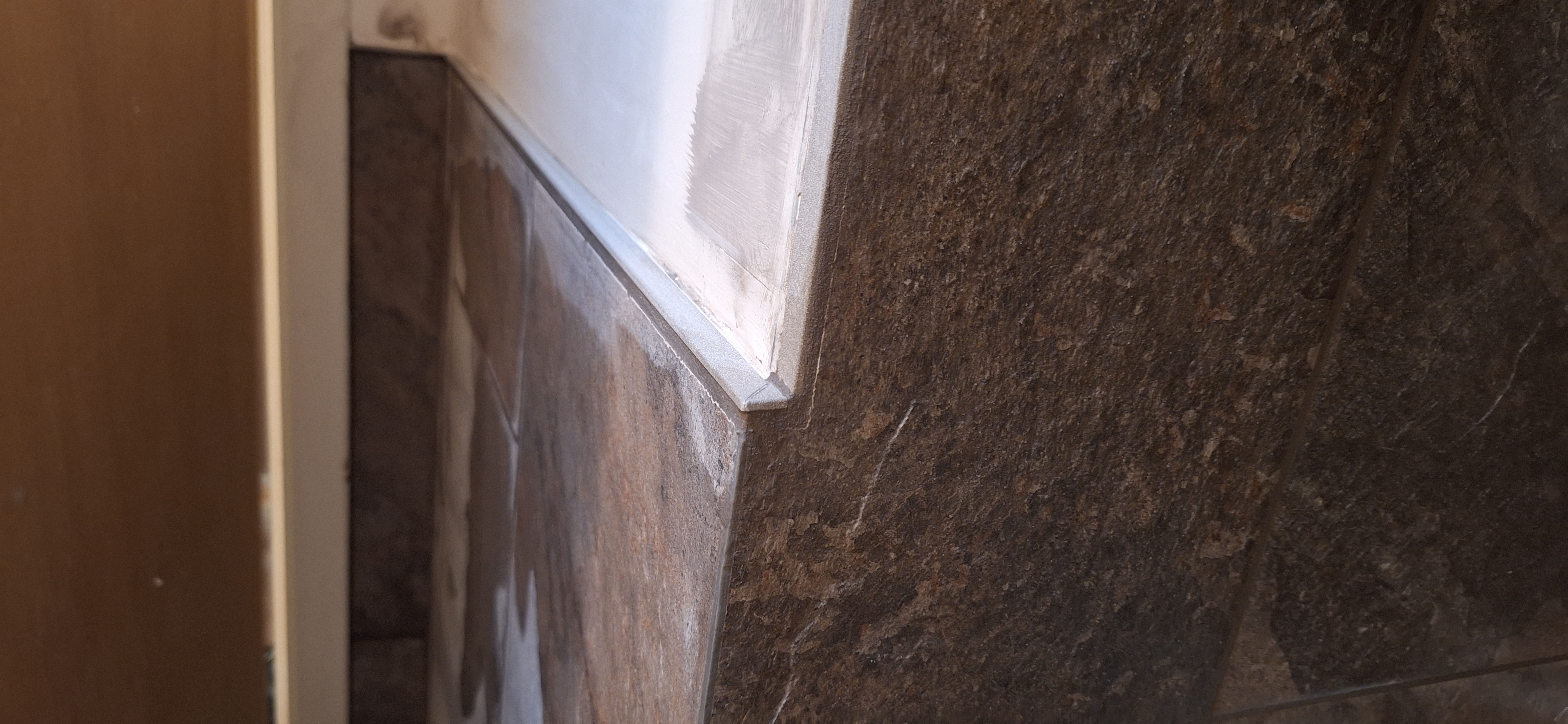 Floor to Tight Corner Detail